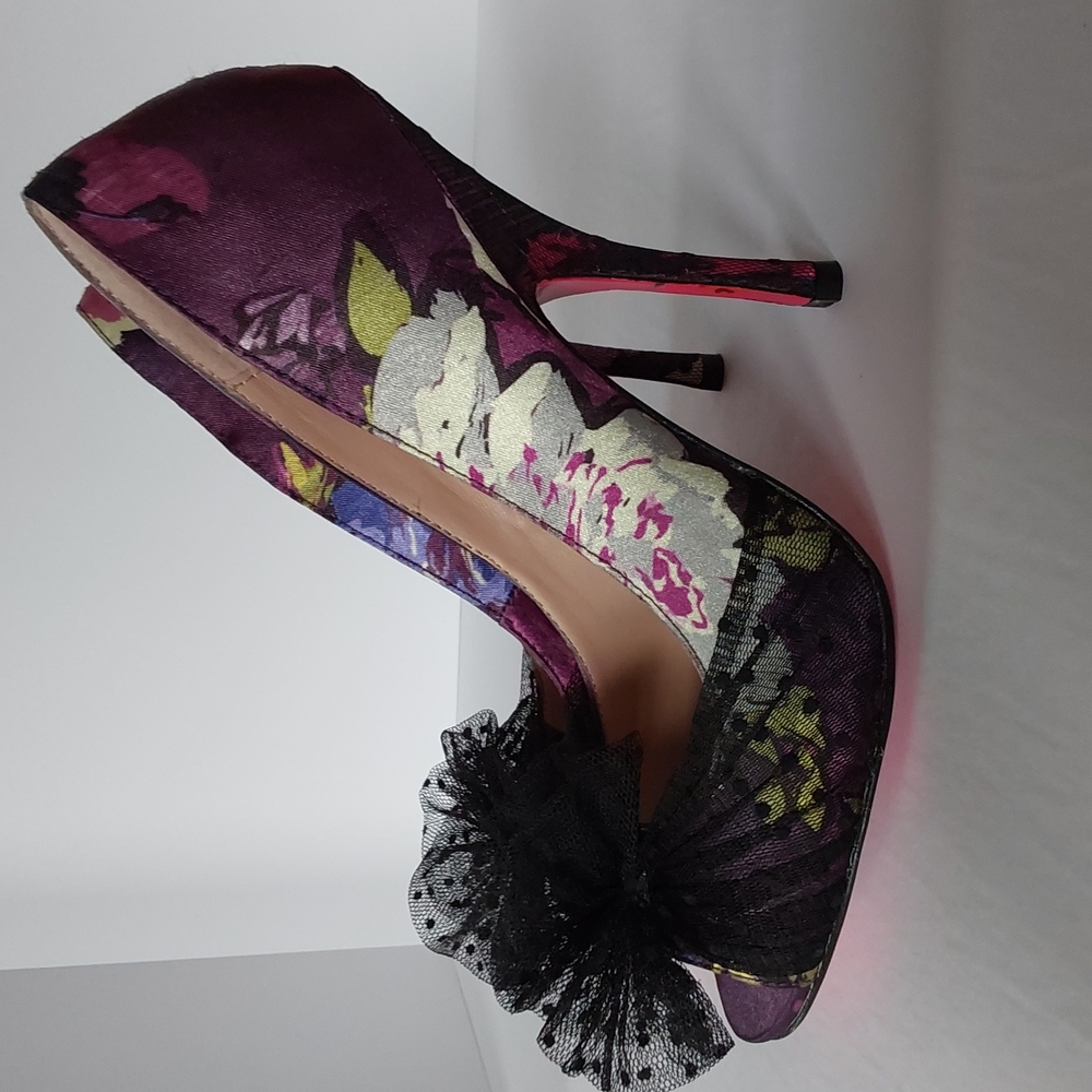 Betsey Johnson Bonnie open toe heel. Prom. Size 8. Flower pattern with t…
